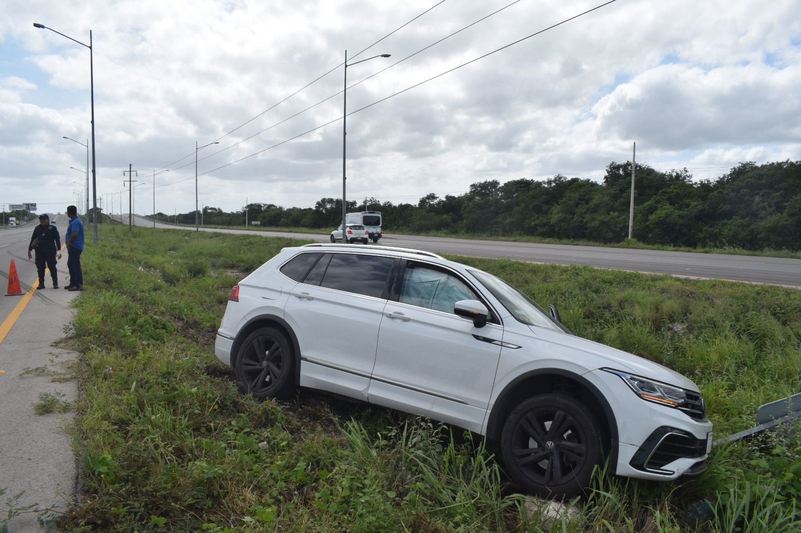 El hombre presentó golpes mientras que su auto tuvo daños materiales