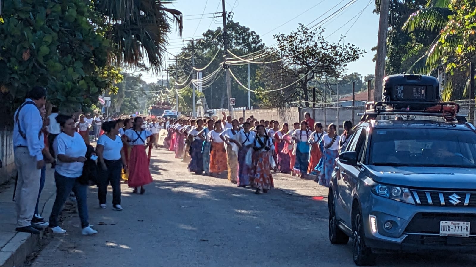 Los contingentes escolares que se integraron a esta parada cívica escolar iniciaron su recorrido sobre la calle 5 de mayo