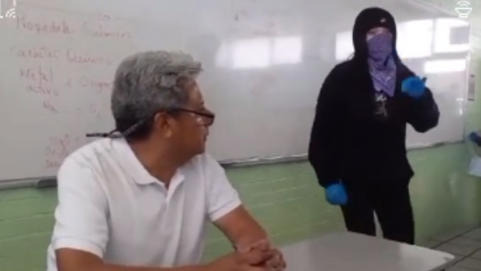 Profesor del IPN es golpeado por grupo de mujeres encapuchadas