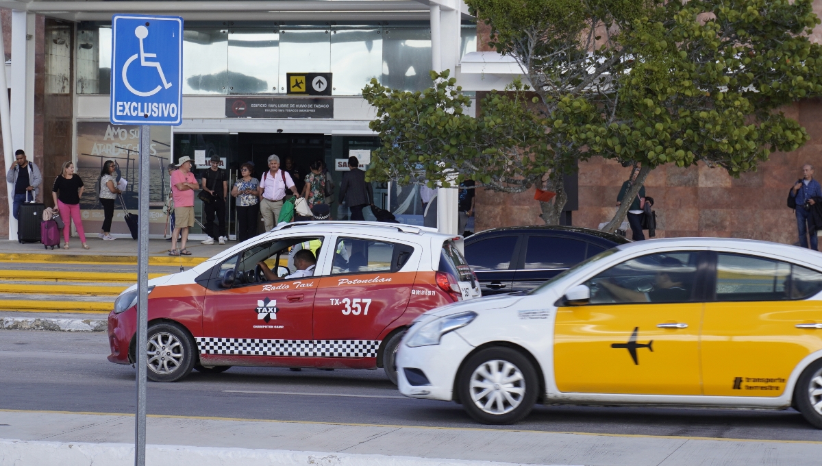 Captan golpiza de taxistas a un chofer de Uber en el aeropuerto de Cancún