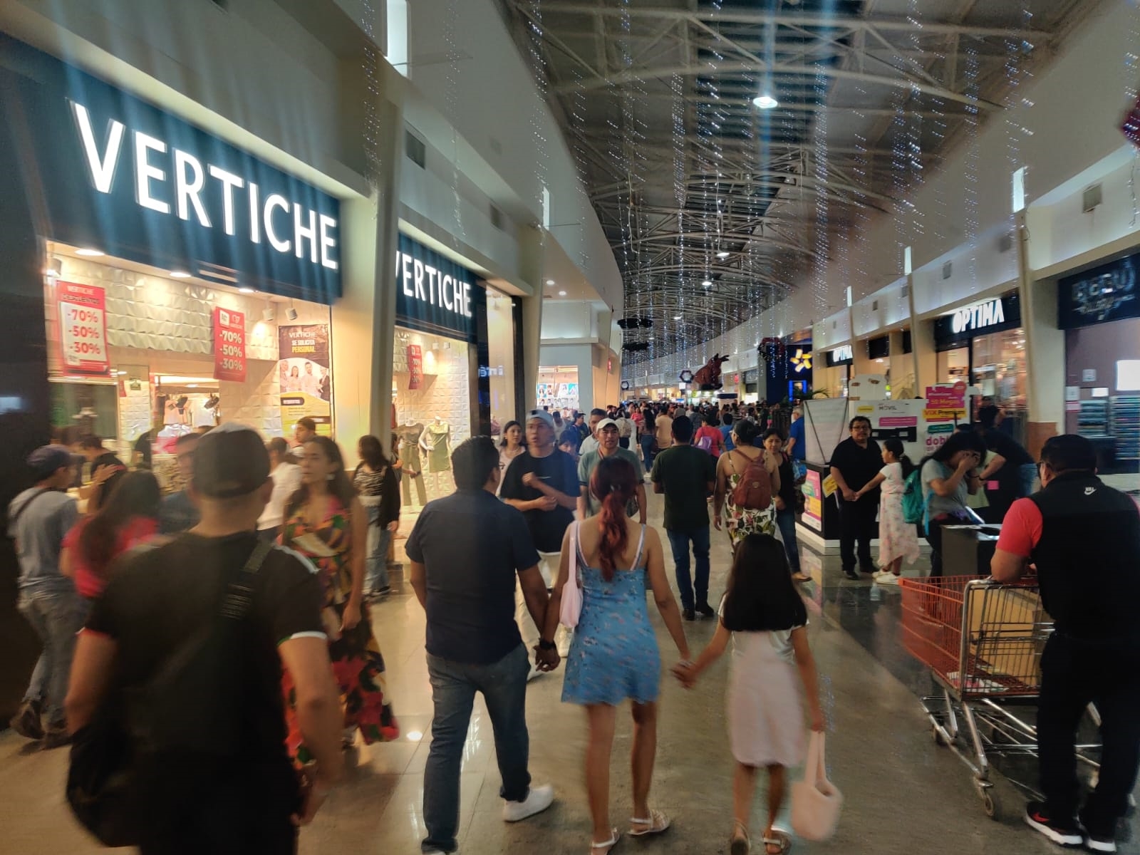 Desde el inicio del fin de semana, las familias salieron de paseo a los centros comerciales para divertirse y adquirir algunos productos.

