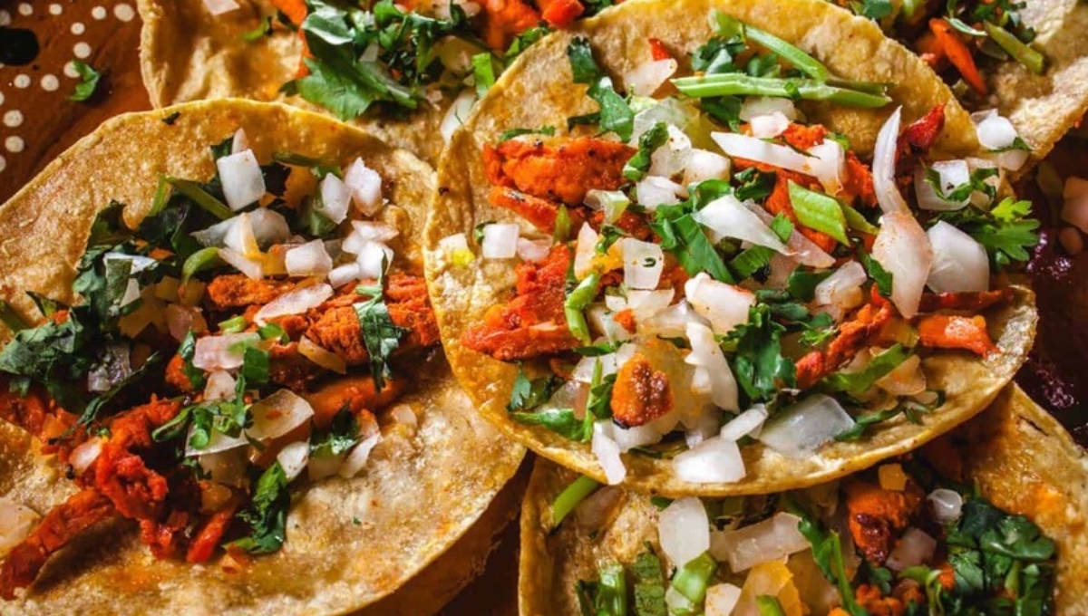 Los tacos al pastor es uno de los platillos más representativos de la gastronomía mexicana Los tacos al pastor es uno de los platillos más representativos de la gastronomía mexicana