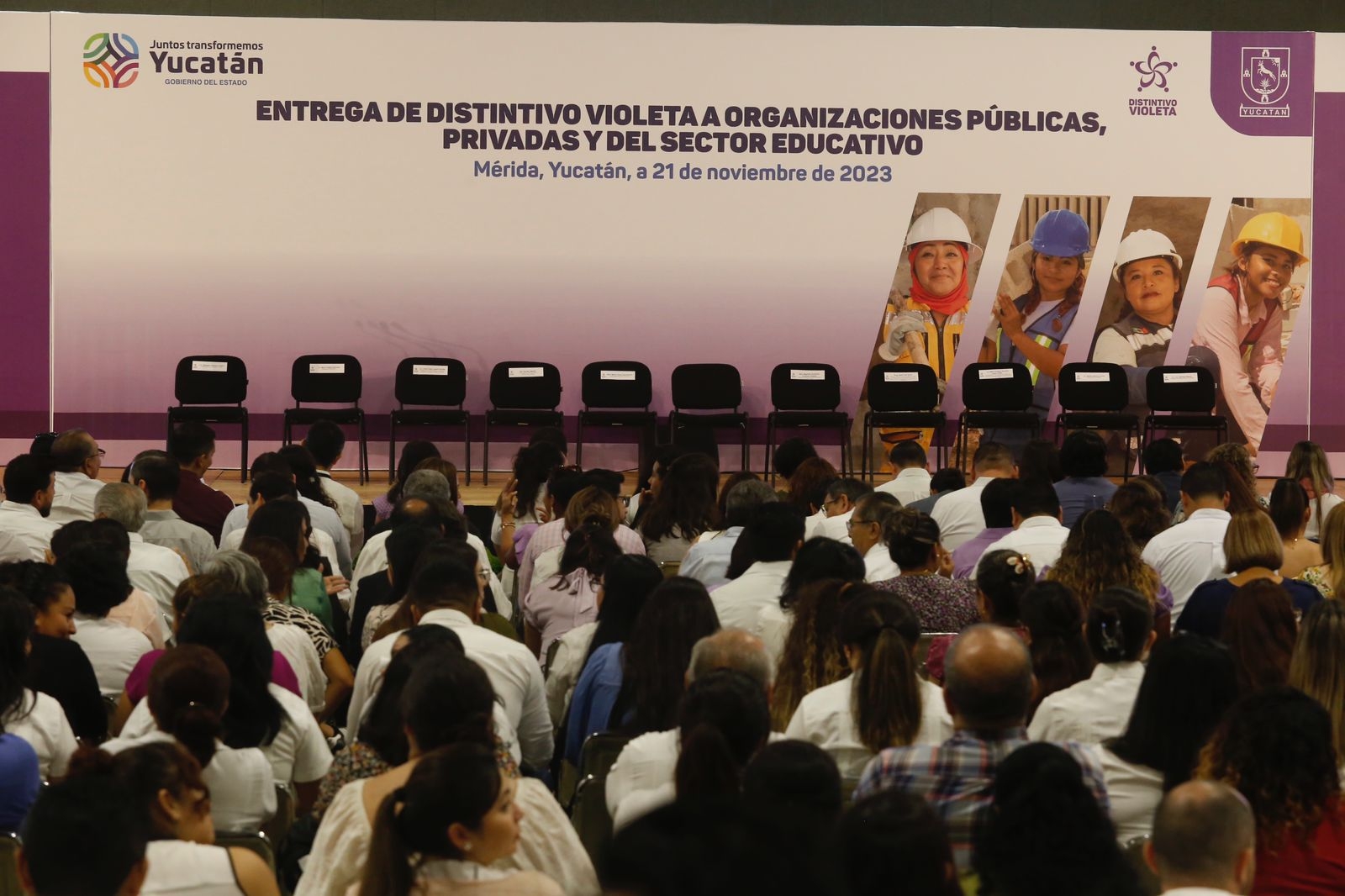 La ceremonia se realiza en el Centro de Convenciones Yucatán Siglo XXI La ceremonia se realiza en el Centro de Convenciones Yucatán Siglo XXI