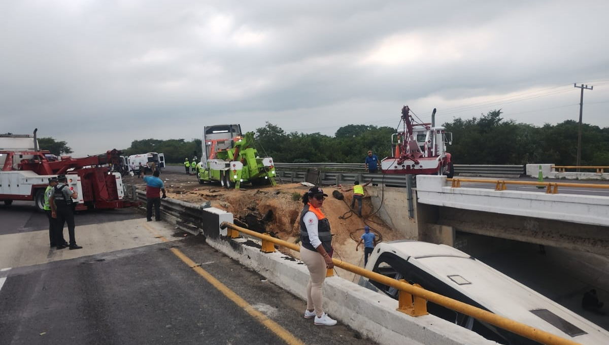 El autobús terminó por salirse de la carretera El autobús terminó por salirse de la carretera