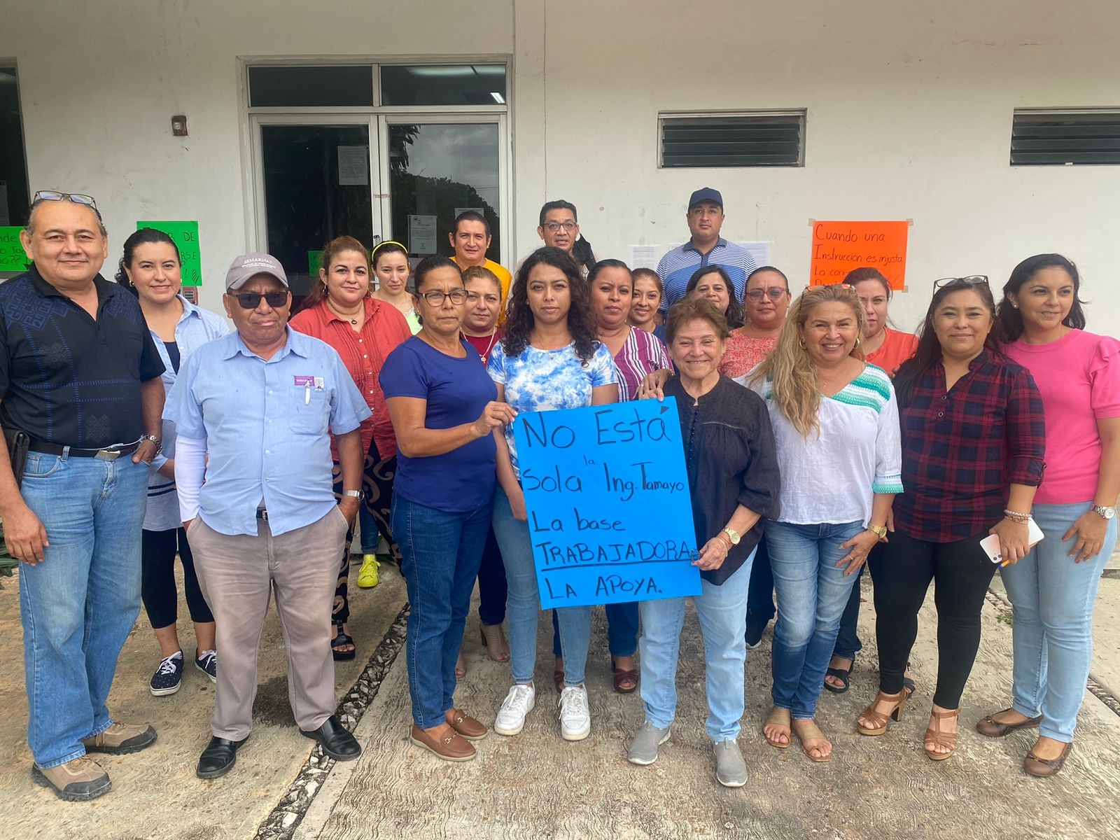 En solidaridad por el despido de la empleada de la Semarnat, trabajadores expresaron su apoyo a través de un paro de "brazos caídos"
