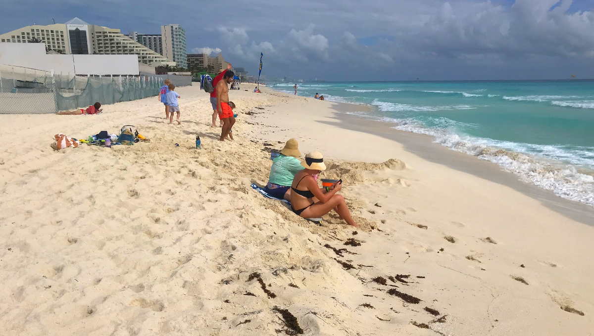 Los guardavidas están muy atentos y alertan a los turistas debido al intenso oleaje donde han aparecido piedras lo que podría causar un accidente. Los guardavidas están muy atentos y alertan a los turistas debido al intenso oleaje donde han aparecido piedras lo que podría causar un accidente.