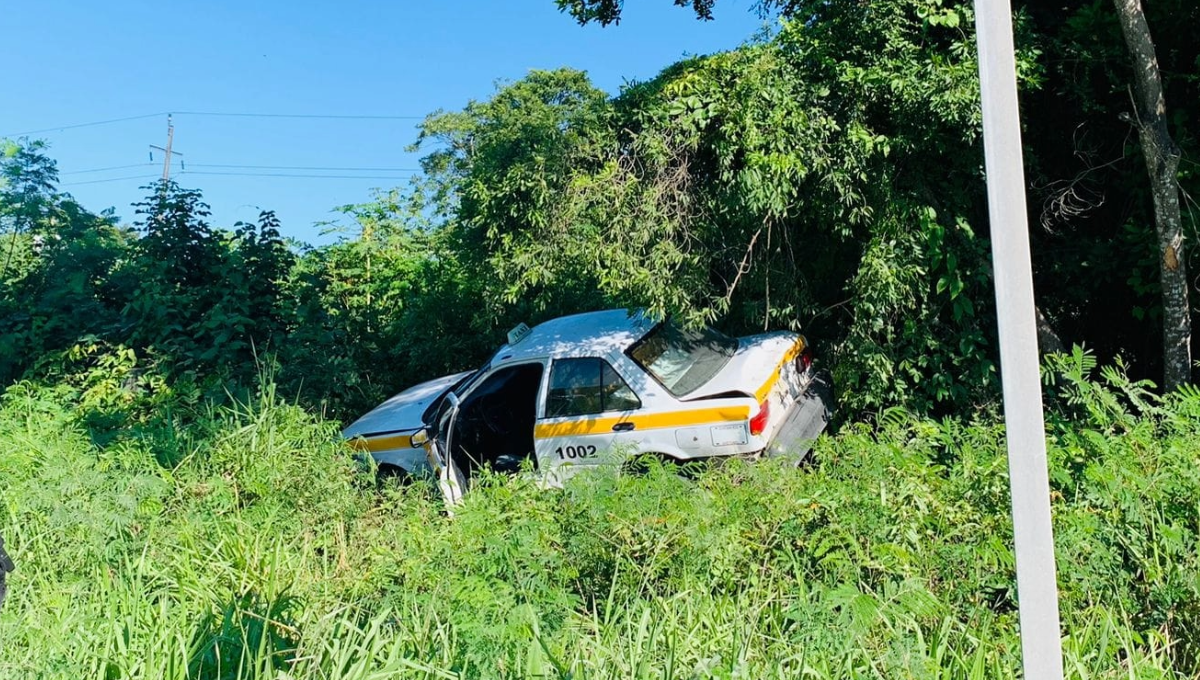 Al sitio arribaron paramédicos del Grupo Rino AC de Huay-Pix, quienes valoraron a los pasajeros, quienes tuvieron lesiones leves. (Abraham Cohuó)
