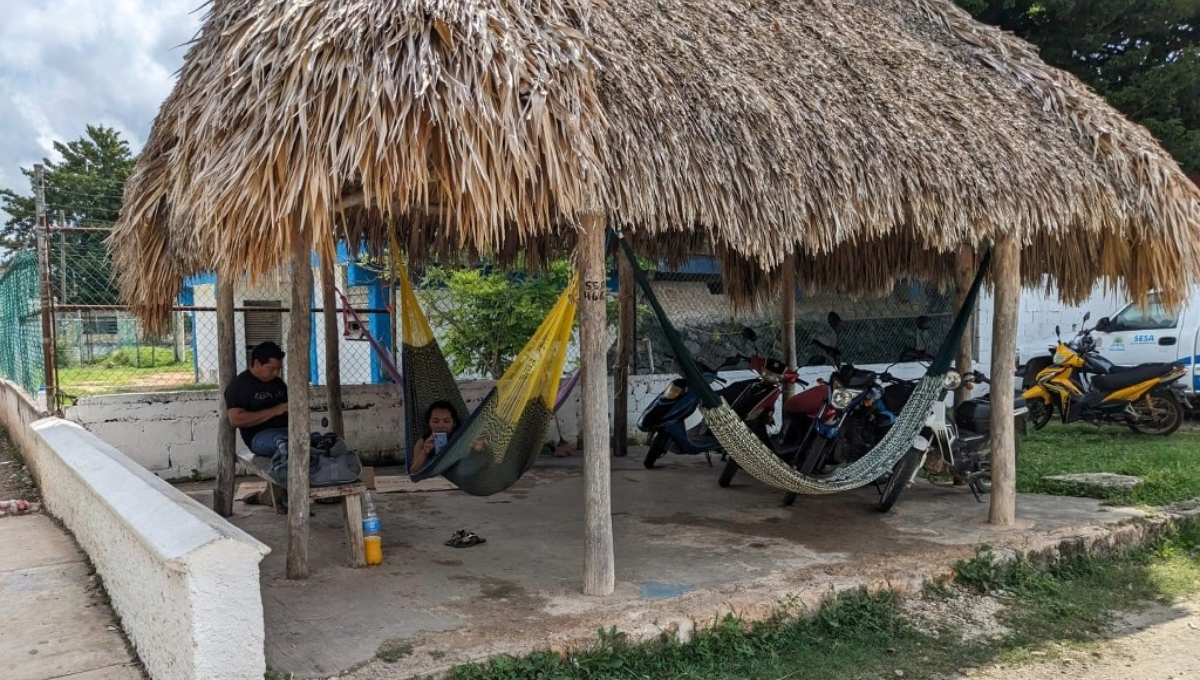El ladrón, con machete en mano, le exigió que no se moviera El ladrón, con machete en mano, le exigió que no se moviera
