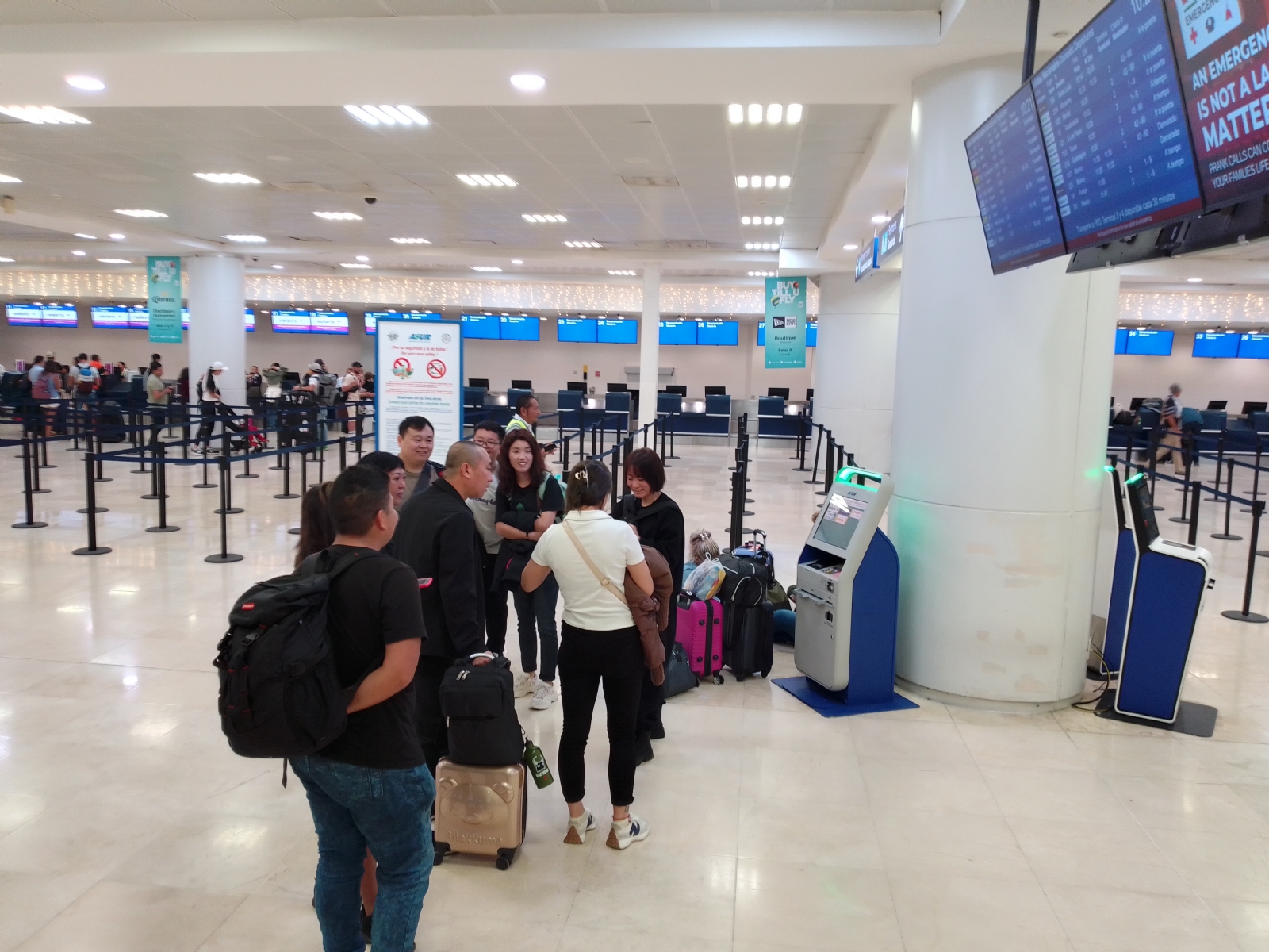 Barrera del idioma casi deja a un grupo de asiaticos sin viaje