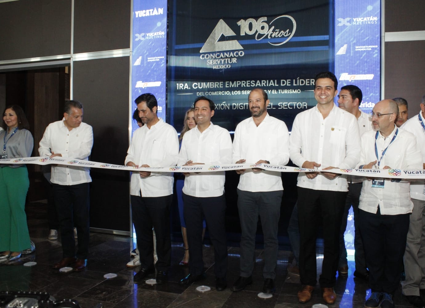 El gobernador Mauricio Vila encabezó el corte de listón de la Cumbre Empresarial de Líderes del Comercio El gobernador Mauricio Vila encabezó el corte de listón de la Cumbre Empresarial de Líderes del Comercio