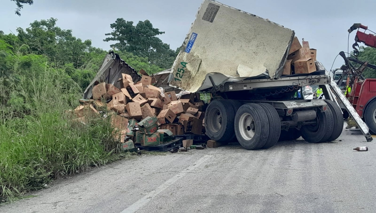 Escárcega: Trailero se echa un 'pestañazo' y termina con un remolque dentro de la maleza