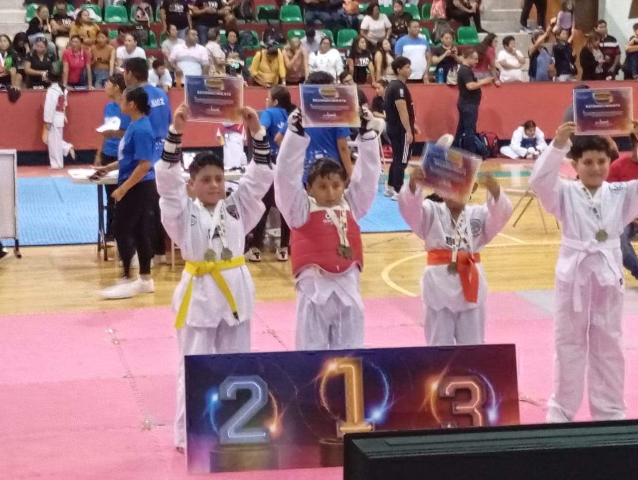 Cinco atletas regresan de la capital del Estado con 3 medallas de oro y 2 de plata