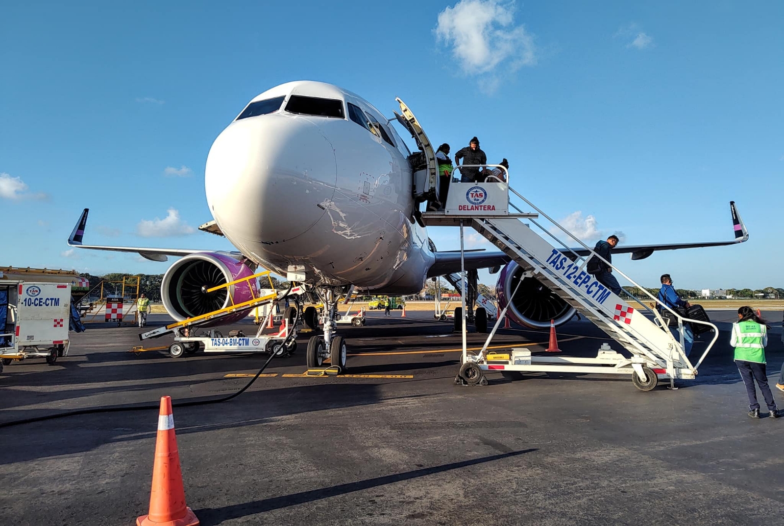 La joven es originaria de Chiapas, pero estudió sus cursos en la Ciudad de México y apenas fue contratada por Volaris, por lo que dijo que aún no tiene grandes anécdotas.