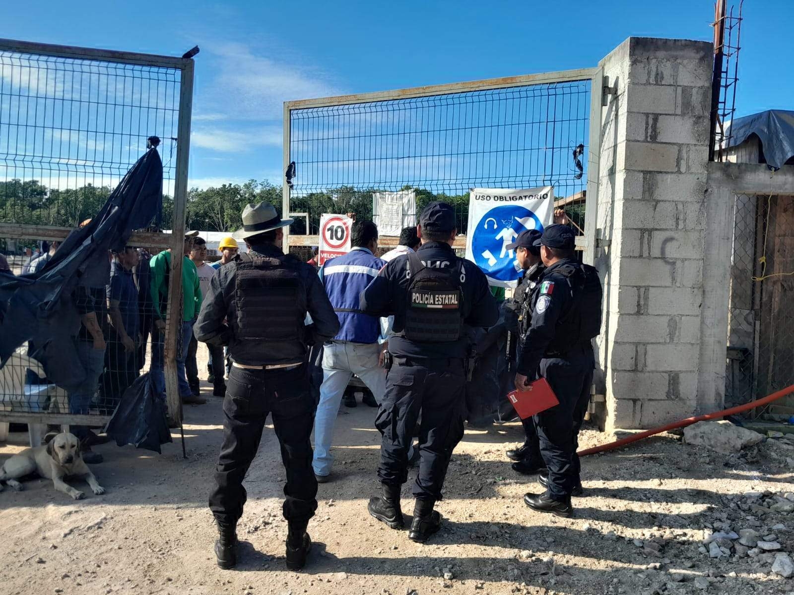 Después de bloquear la entrada al campamento, la empresa desalojó a la mayoría de los empleados Después de bloquear la entrada al campamento, la empresa desalojó a la mayoría de los empleados