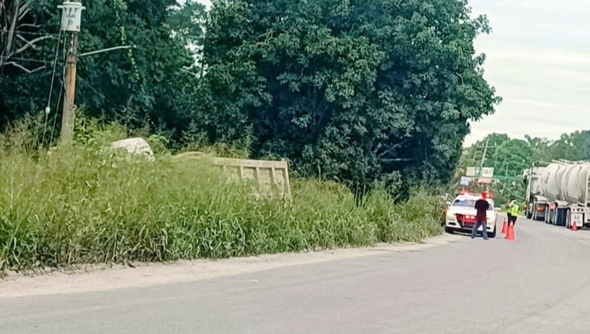Vuelca camión con material pétreo en la vía Chetumal-Escárcega