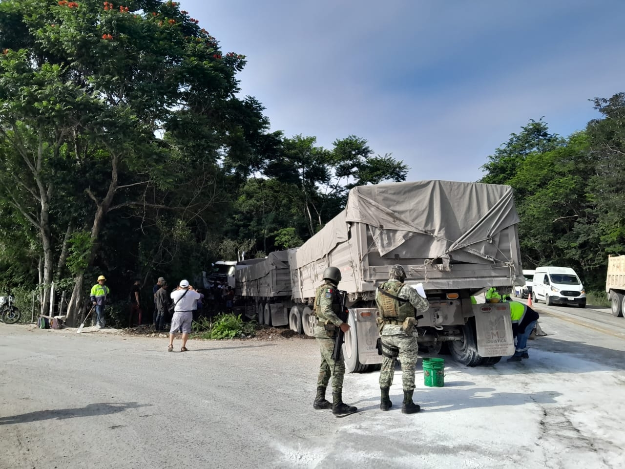 El tráiler y el volquete terminaron fuera de la carretera Escárcega-Chetumal