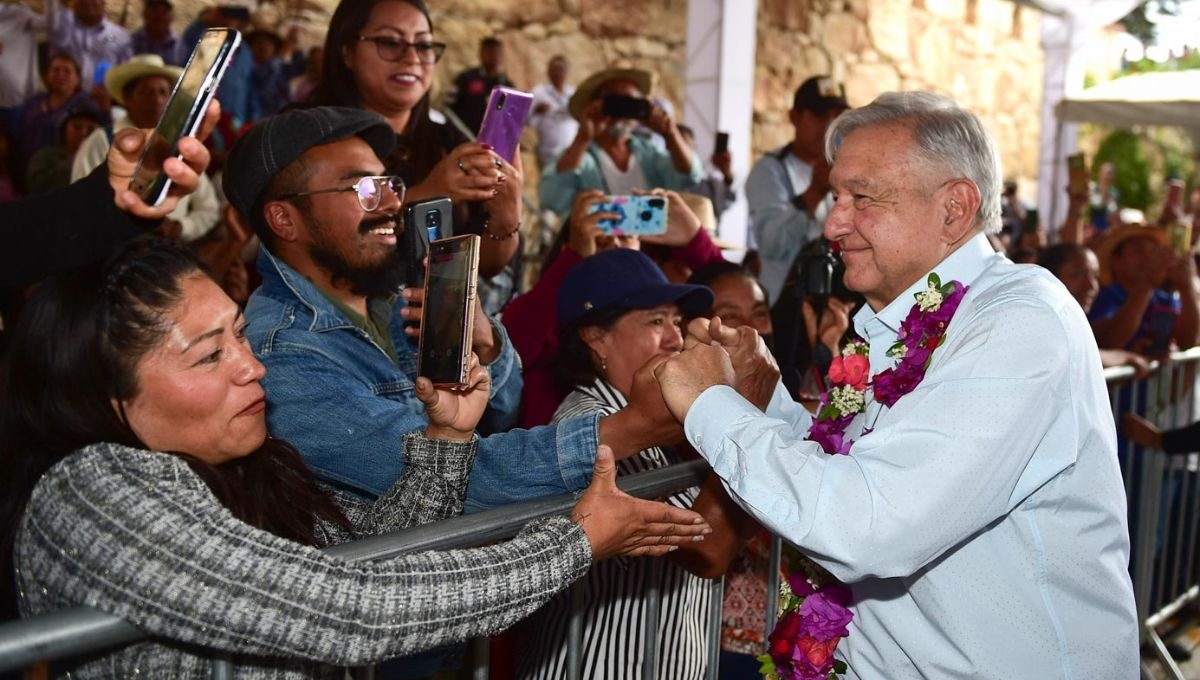 Andrés Manuel López Obrador supervisó en Oaxaca trabajos en carreteras y caminos artesanales Andrés Manuel López Obrador supervisó en Oaxaca trabajos en carreteras y caminos artesanales