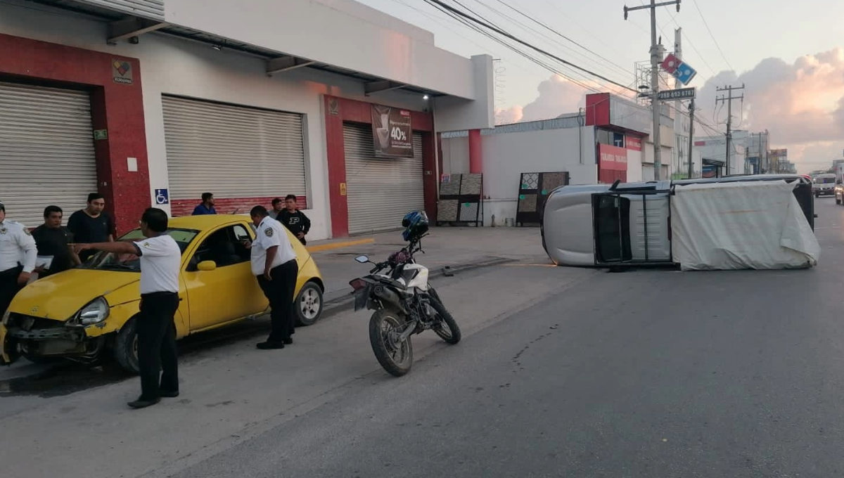 Una de las unidades quedó en medio de la vialidad; los choferes no ameritaron ser llevados a algún hospital de la ciudad. Una de las unidades quedó en medio de la vialidad; los choferes no ameritaron ser llevados a algún hospital de la ciudad.