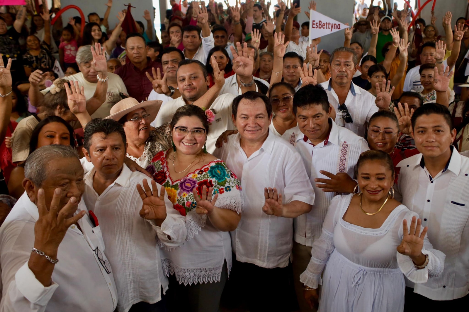 Huacho Díaz Mena aprovechó para saludar a los miembros de Morena Huacho Díaz Mena aprovechó para saludar a los miembros de Morena