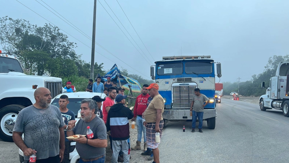Los volqueteros bloquearon la calle por casi tres horas y amenazaron con regresar si no se salda la duda este lunes Los volqueteros bloquearon la calle por casi tres horas y amenazaron con regresar si no se salda la duda este lunes