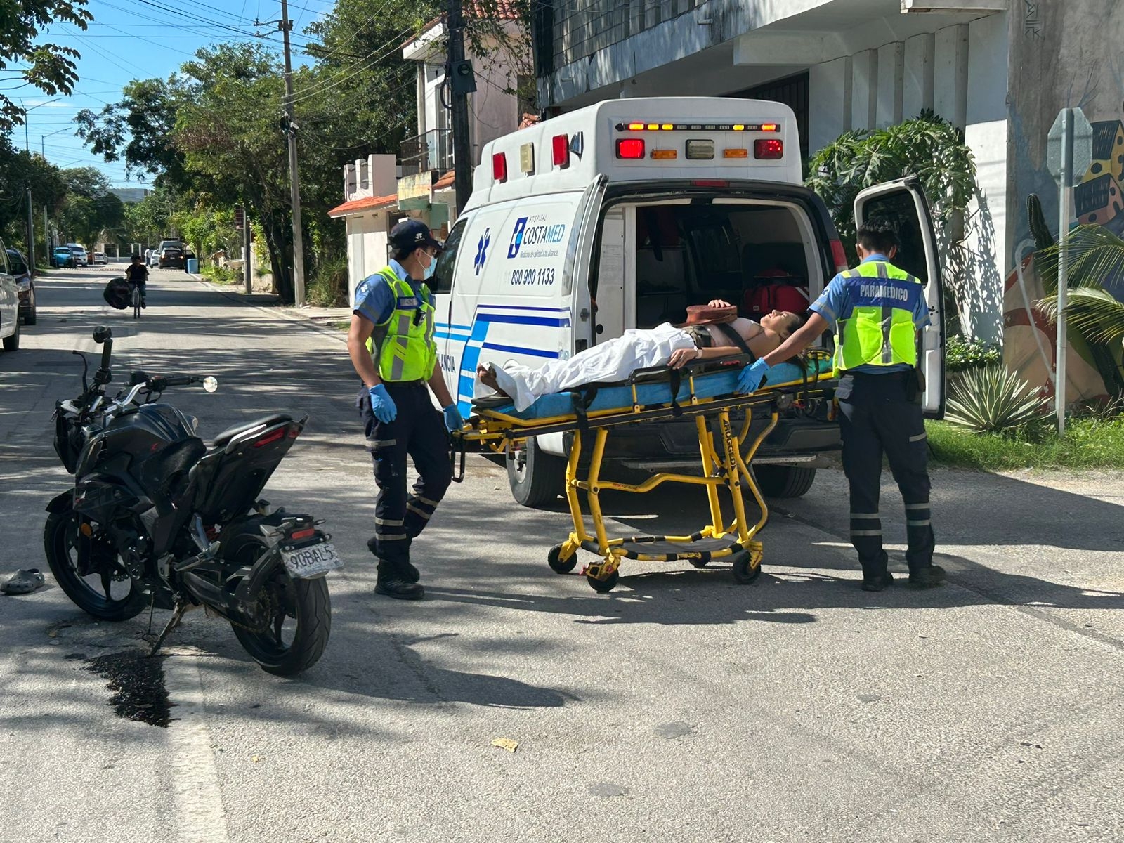 La mujer que viajaba en la motocicleta fue trasladada a un hospital La mujer que viajaba en la motocicleta fue trasladada a un hospital