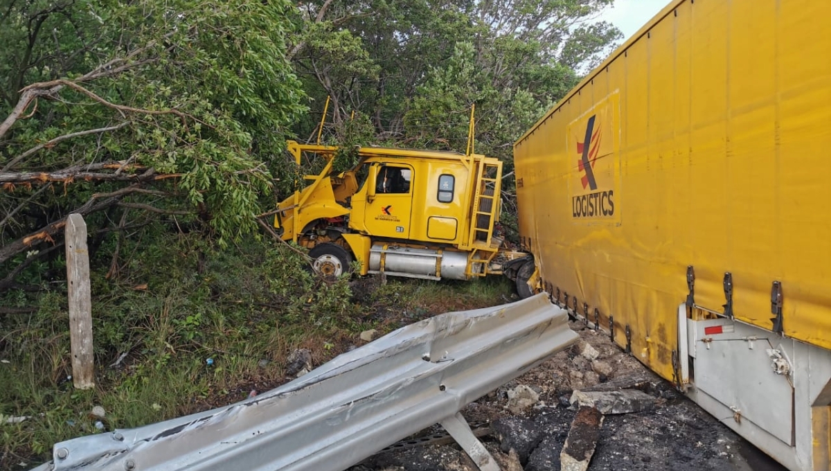 El exceso de velocidad ocasionó que el trailero perdiera el control