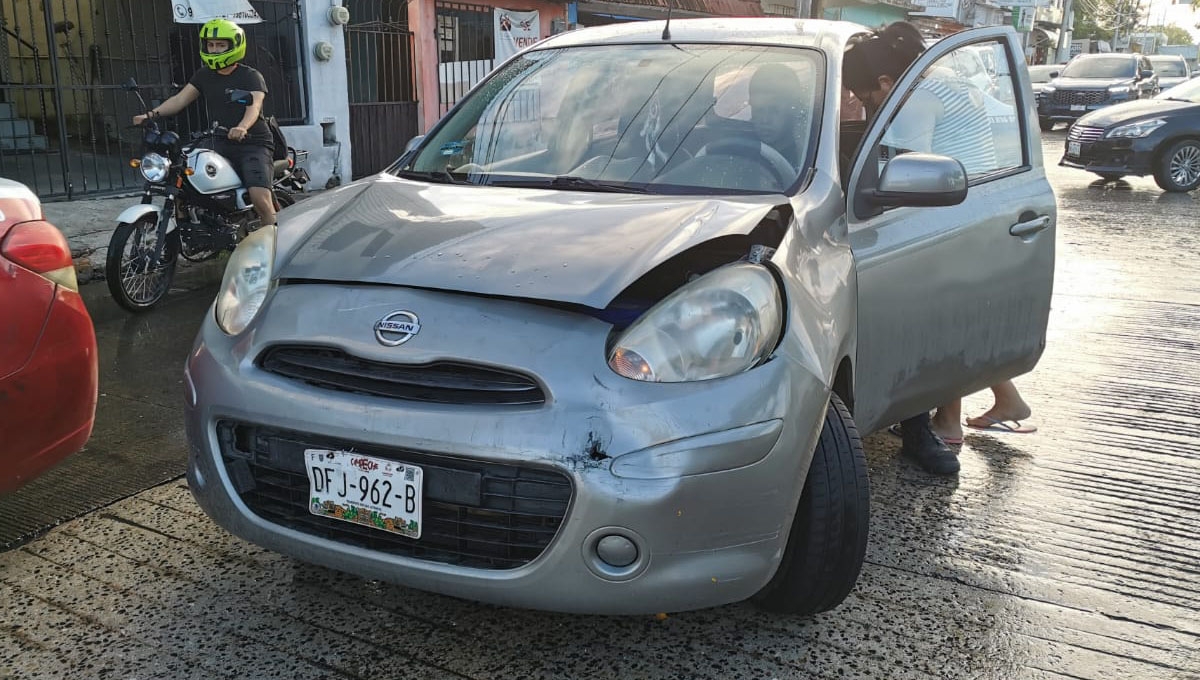 Exceso de velocidad y pavimento mojado provocan choque por alcance