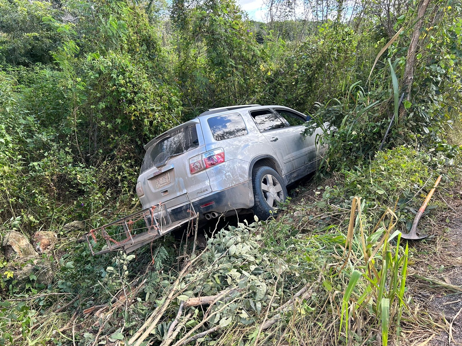 Los autos involucrados quedaron fuera de la carretera Los autos involucrados quedaron fuera de la carretera