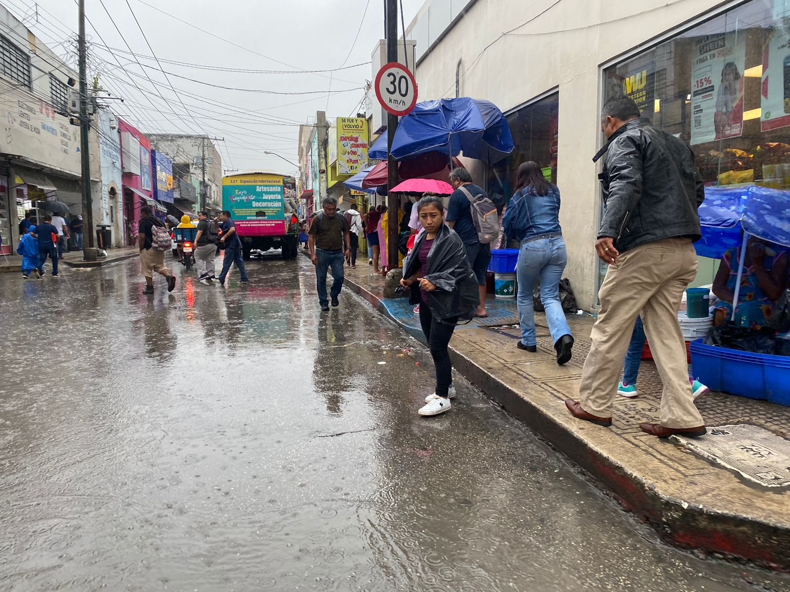 Lluvias fuertes se presentaron en Mérida durante este martes Lluvias fuertes se presentaron en Mérida durante este martes