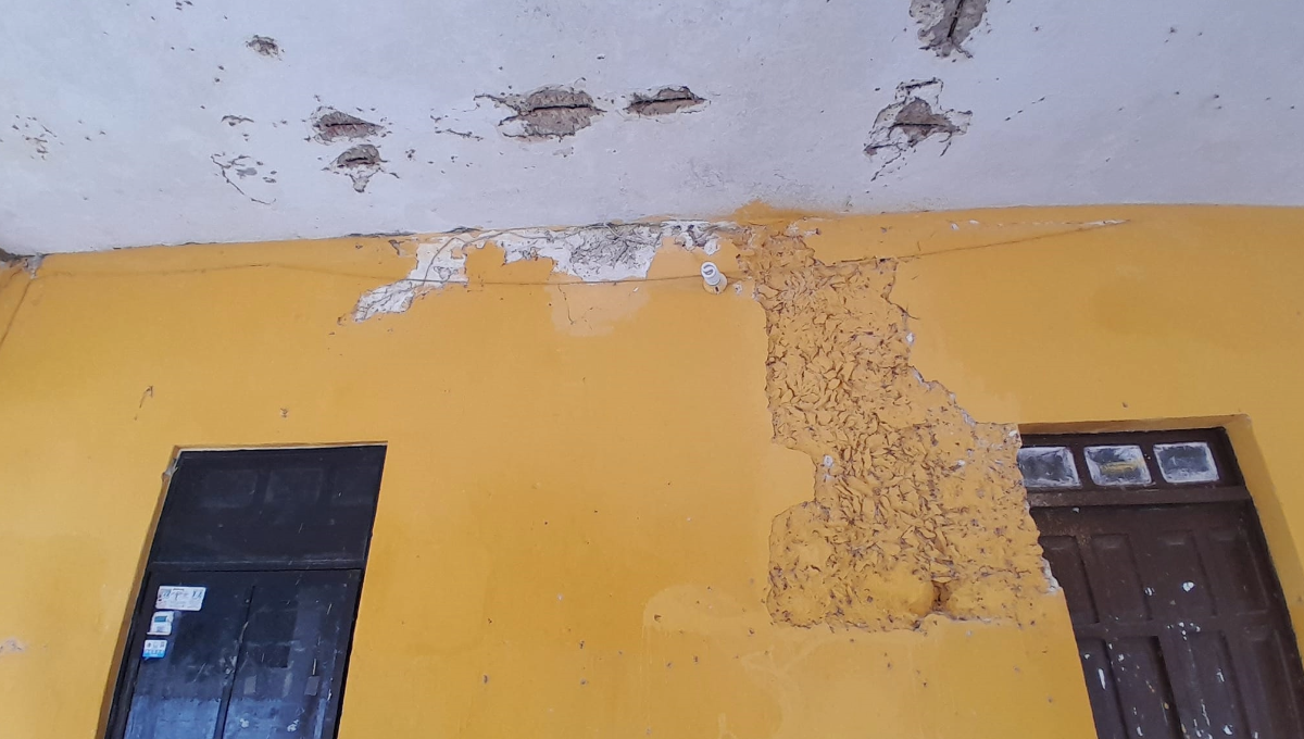 Lo que es preocupante para los pobladores es que el techo del amplio corredor del inmueble Lo que es preocupante para los pobladores es que el techo del amplio corredor del inmueble