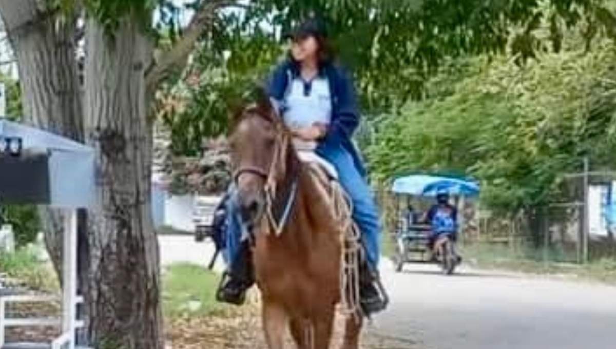 La joven sorprendió a alumnos, maestros y vecinos de Kanasín por ir a la escuela a caballo La joven sorprendió a alumnos, maestros y vecinos de Kanasín por ir a la escuela a caballo