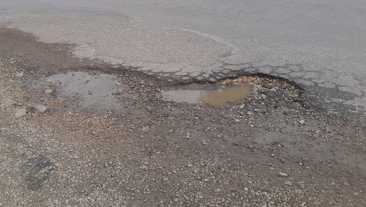 ¡Peligran viajeros en Escárcega! Baches amenazan a automovilistas en la vía a Chetumal