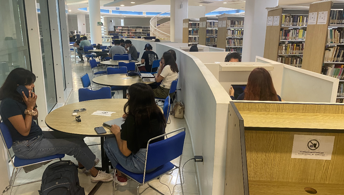 En esta biblioteca laboran 21 personas entre personal bibliotecario y personal manual