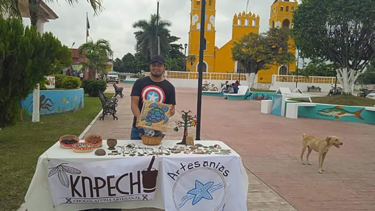 Venden artesanía local a todos sus visitantes Venden artesanía local a todos sus visitantes