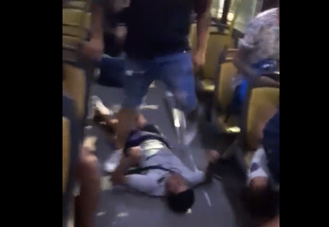 Hombre noquea a acosador que molestaba a una menor en el transporte público