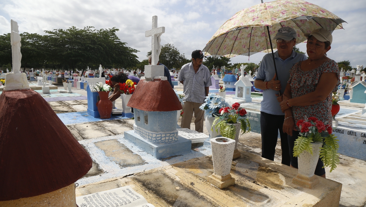 Los cementerios de Mérida se vieron abarrotados en el momento de las misas a los fieles difuntos