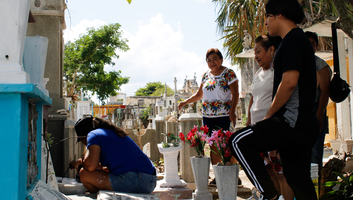 El cementerio más concurrido ayer fue Xoclán, pues desde que abrió sus puertas decenas de personas se instalaron en los sepulcros