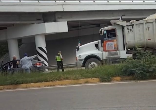 Volquete con material choca contra un carro en la carretera Chetumal-Bacalar