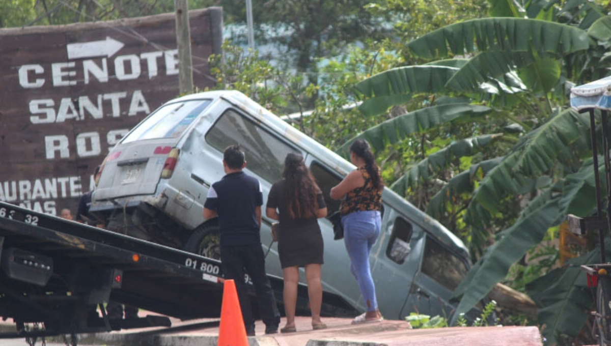 Por el golpe, solo el chofer fue llevado por paramédicos al Seguro Social