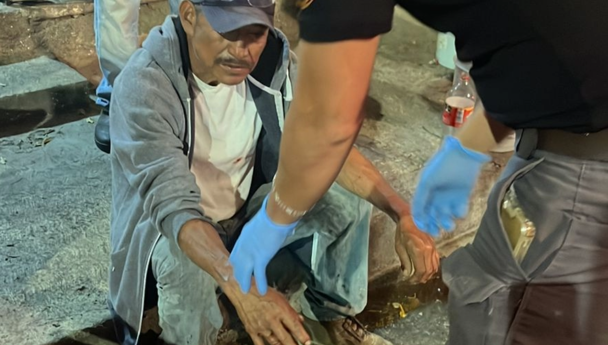 Al lugar de los hechos arribaron paramédicos, quienes recomendaron llevarlo a un Hhspital, pero el lesionado se negó a ser trasladado y sólo le brindaron primeros auxilios.