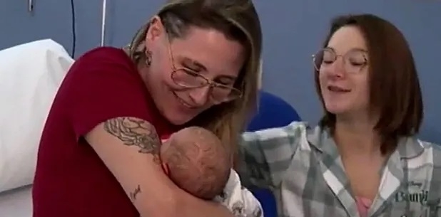 Pareja de mujeres da a luz al primer bebé gestado en dos vientres