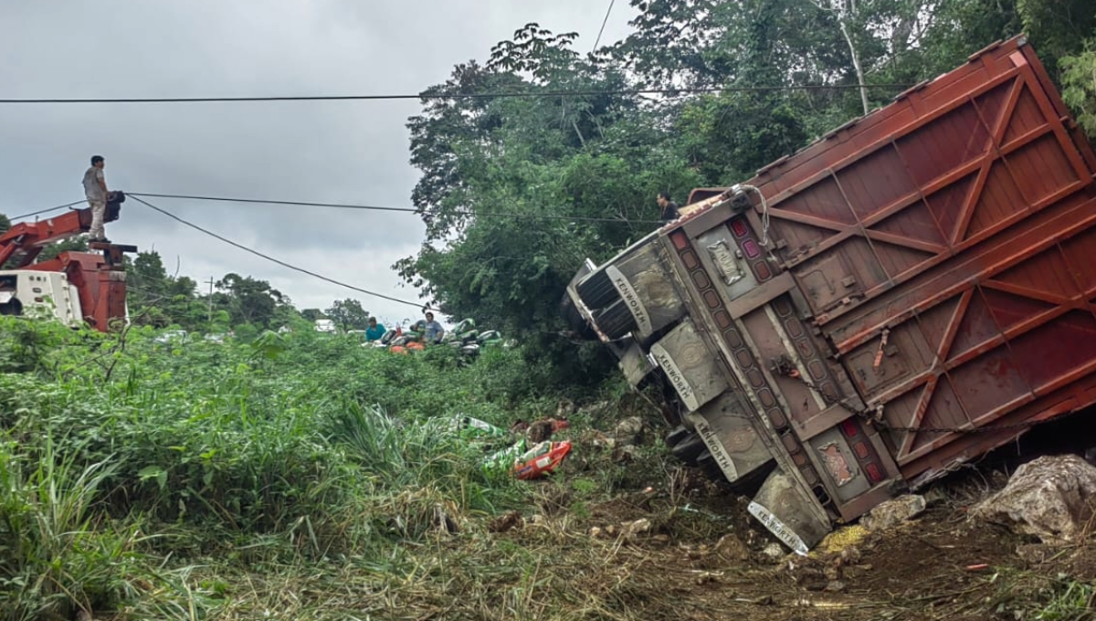 Trailero dormita y se sale de la carretera en la vía Felipe Carrillo Puerto-Tulum
