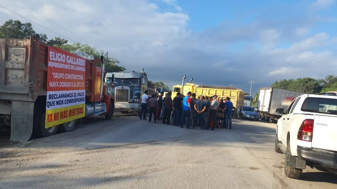 La causa de este cierre es la protesta de volqueteros que laboran en el tramo 7 del proyecto del Tren Maya.