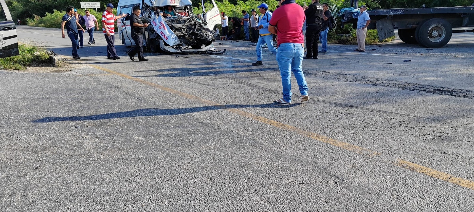Pasajeros que viajaban al frente de la combi quedaron prensados en el interior