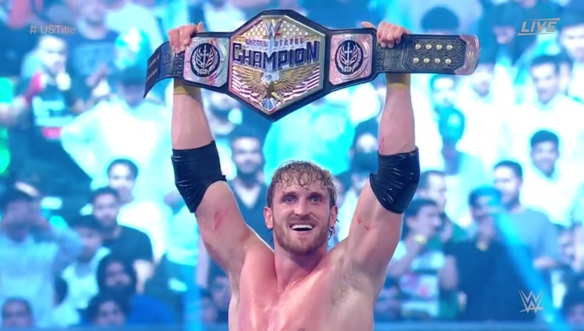 Logan Paul sostuvo su cinturón de victoria en la WWE