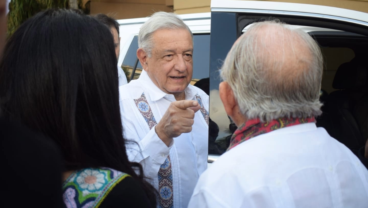 Ciudadanos esperaron a AMLO en la puerta de su hotel para saludarlo y tomarse fotografías