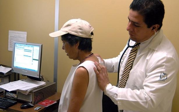 Autoridades de Salud recomiendan a la ciudadanía no exponerse a cambios bruscos de temperatura en esta época del año.