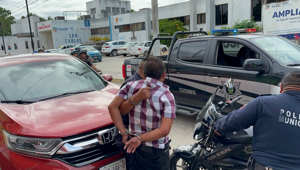 El hombre intentó esconderse de la policía en una tienda de abarrotes El hombre intentó esconderse de la policía en una tienda de abarrotes