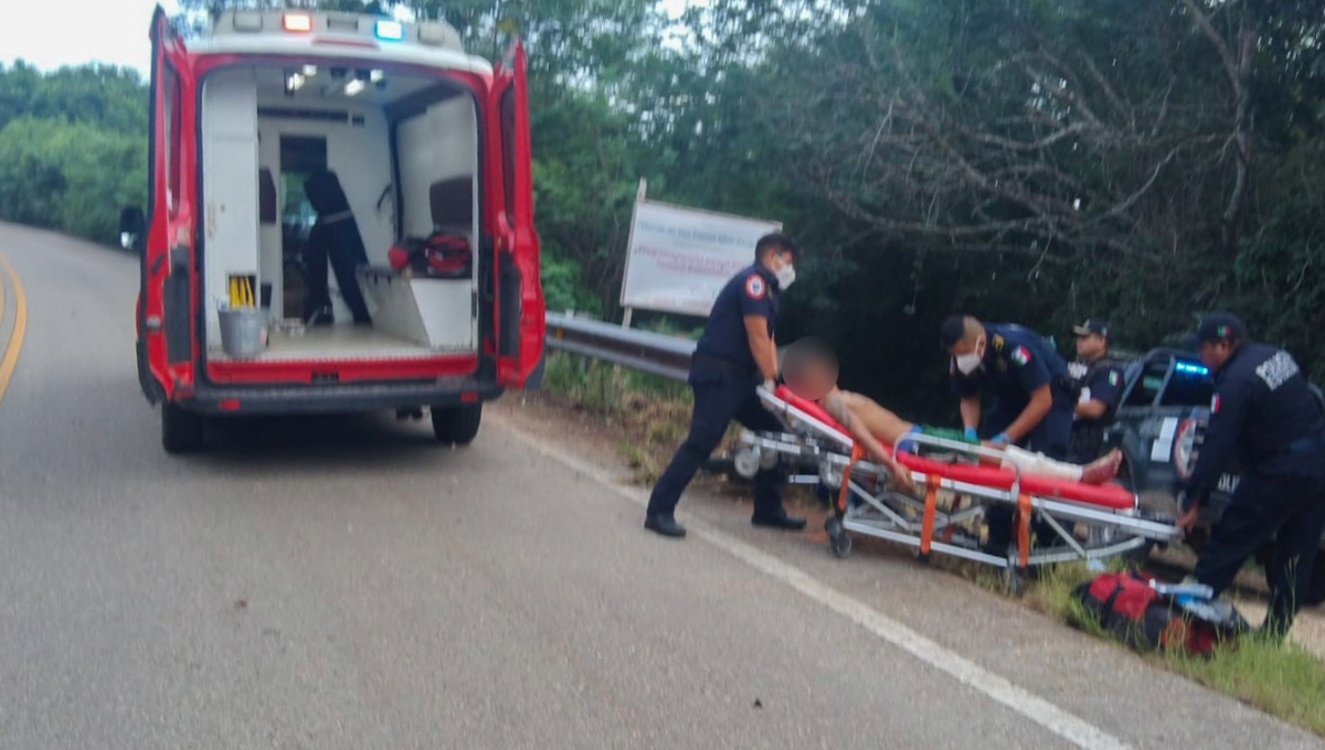 Socorristas revisaron al lesionado e informaron que este tenía una posible fractura en la pierna derecha Socorristas revisaron al lesionado e informaron que este tenía una posible fractura en la pierna derecha
