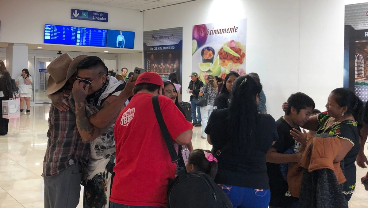 Tras varios minutos, hizo aparición el paisano, quien fue recibido con abrazos de su familia y de su hijo Tras varios minutos, hizo aparición el paisano, quien fue recibido con abrazos de su familia y de su hijo